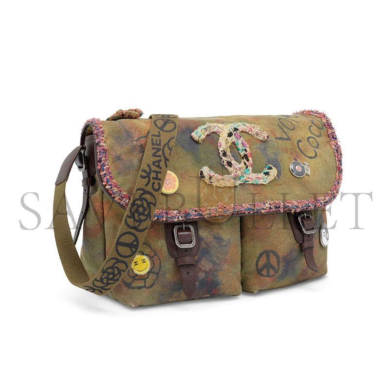 Ch*el graffiti on the pavements messenger bag 144205 (35*29*14cm)